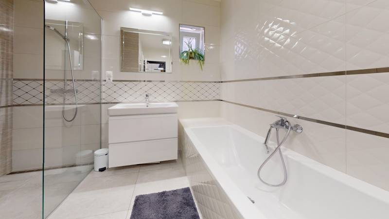 2-Rekonstruovane-domy-s-bazenom-oddelenym-apartmanom-a-udrziavanou-zahradou-v-Malackach-na-predaj-Bathroom.jpg