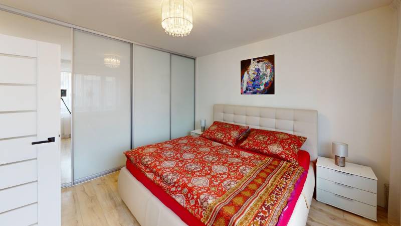 2-Rekonstruovane-domy-s-bazenom-oddelenym-apartmanom-a-udrziavanou-zahradou-v-Malackach-na-predaj-Bedroom 1.jpg