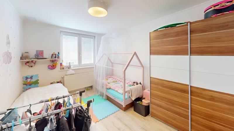 2-Rekonstruovane-domy-s-bazenom-oddelenym-apartmanom-a-udrziavanou-zahradou-v-Malackach-na-predaj-Bedroom 2.jpg